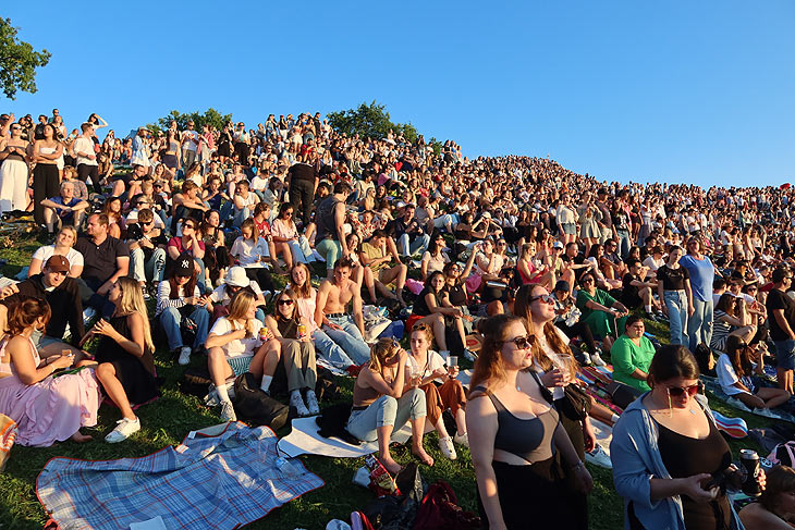 40.000 Fans am Olympiaberg und entlang des Ufers des Olympiasees beim Taylor Swift im Olympiastadion (©Foto: Martin Schmitz)